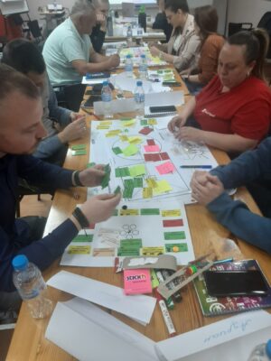 6 teams in “AQ Electric” competed in the “Entrepreneurship” business game